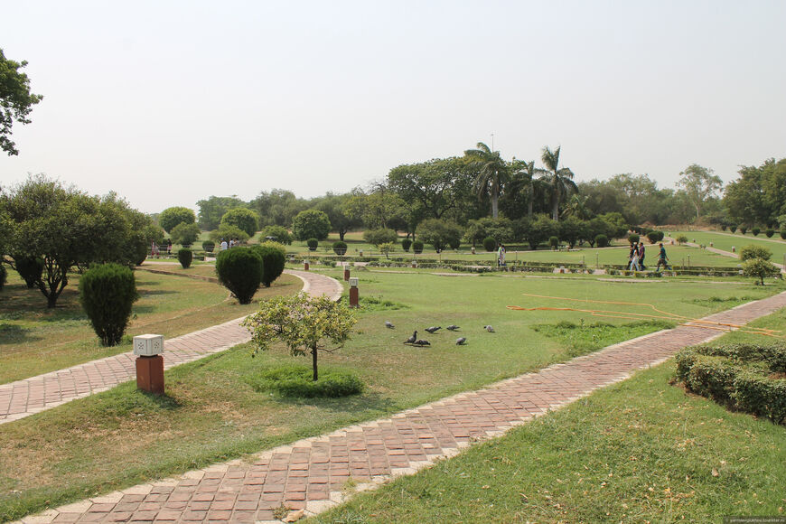 Храм Лотоса окружен ухоженным парком
