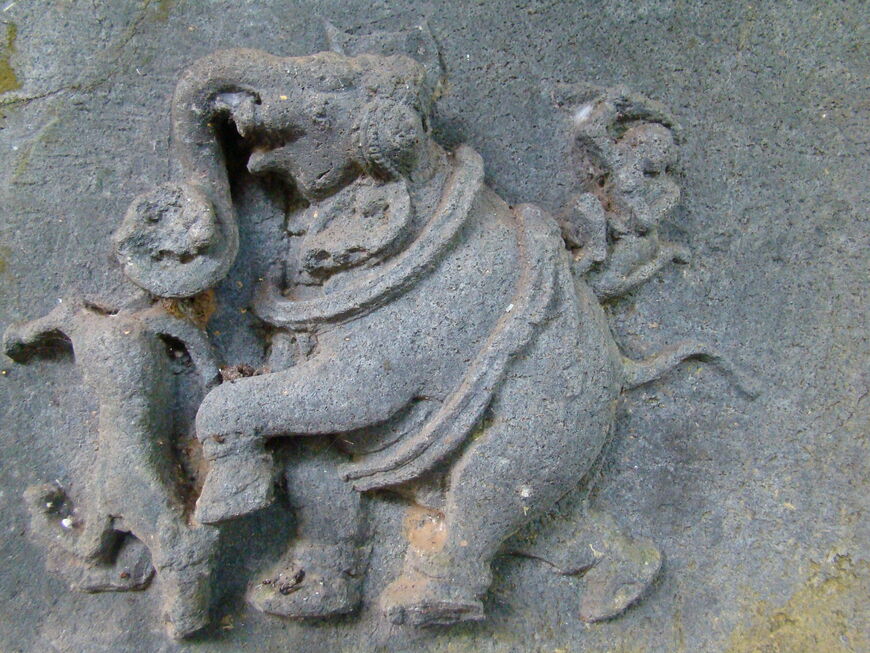 Слон, топчущий лошадь - символ династии Кадамба