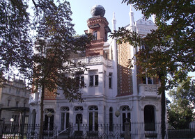Paseo de Fray Francisco. Villa Sofía - часть Музея изящных искусств. В некоторых из особняков расположены учебные учреждения: детские сады, интернаты