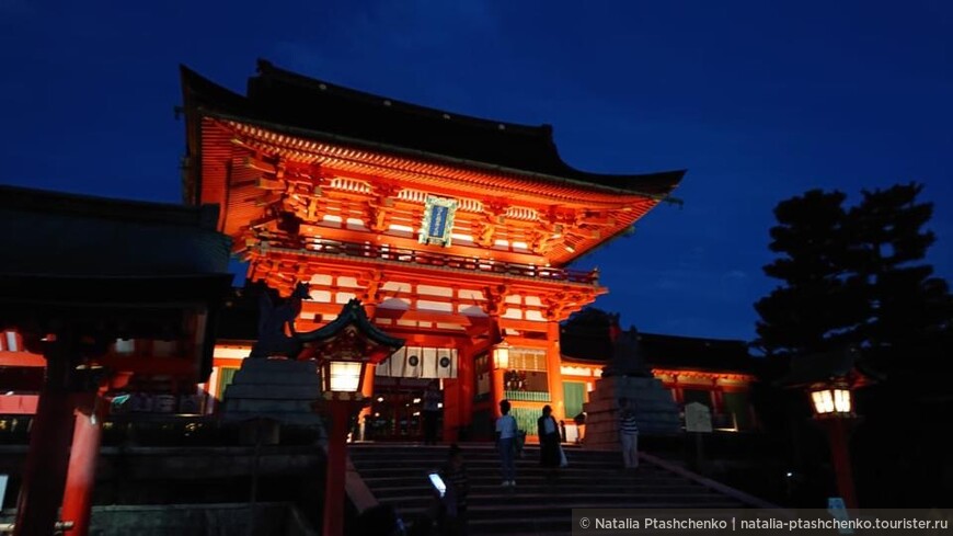 Храм тысячи ворот в Киото