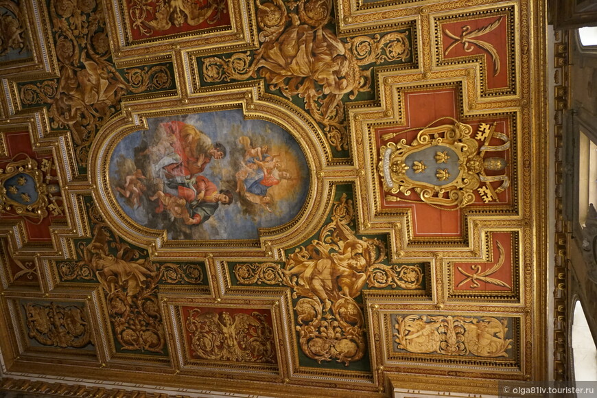 Золотые пчелы Барберини уютно расположились на потолке базилики.