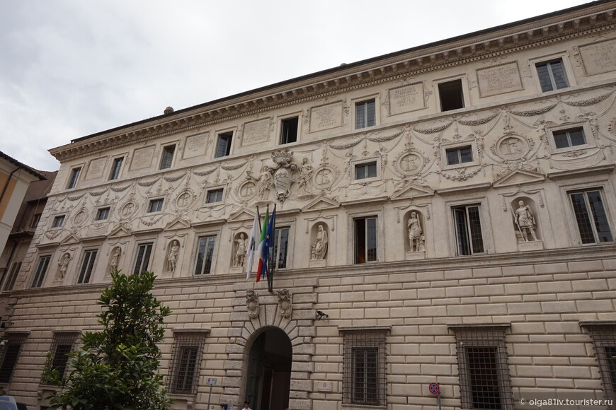 Галерея Спада - гордость Борромини, здесь вы найдете прекрасную коллекцию живописи, включая картины Тициана и Карраччи.