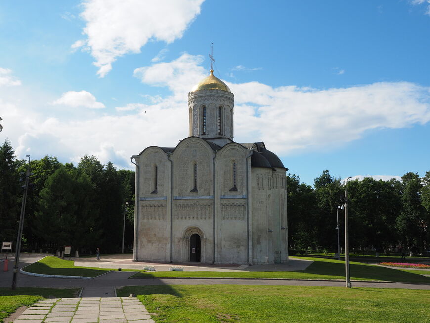 Вид на Дмитриевский собор со смотровой площадки