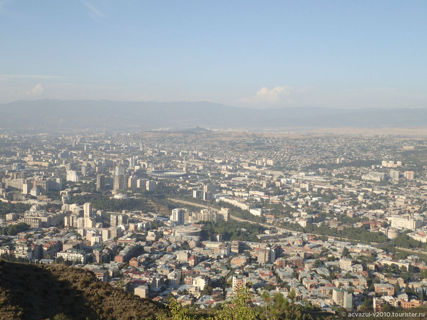 Тбилиси с высоты птичьего полёта. Гора Мтацминда и Пантеон 