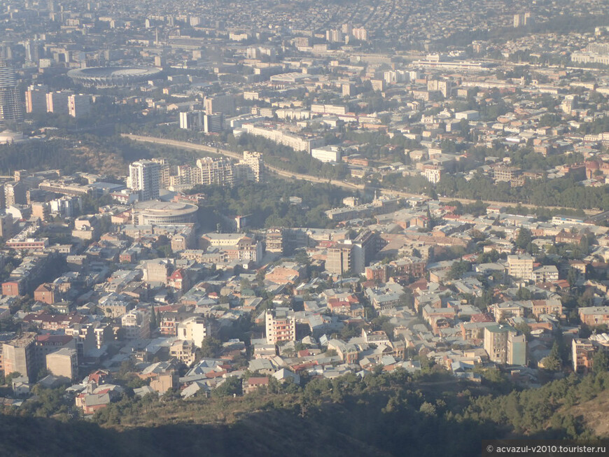 Тбилиси с высоты птичьего полёта. Гора Мтацминда и Пантеон 
