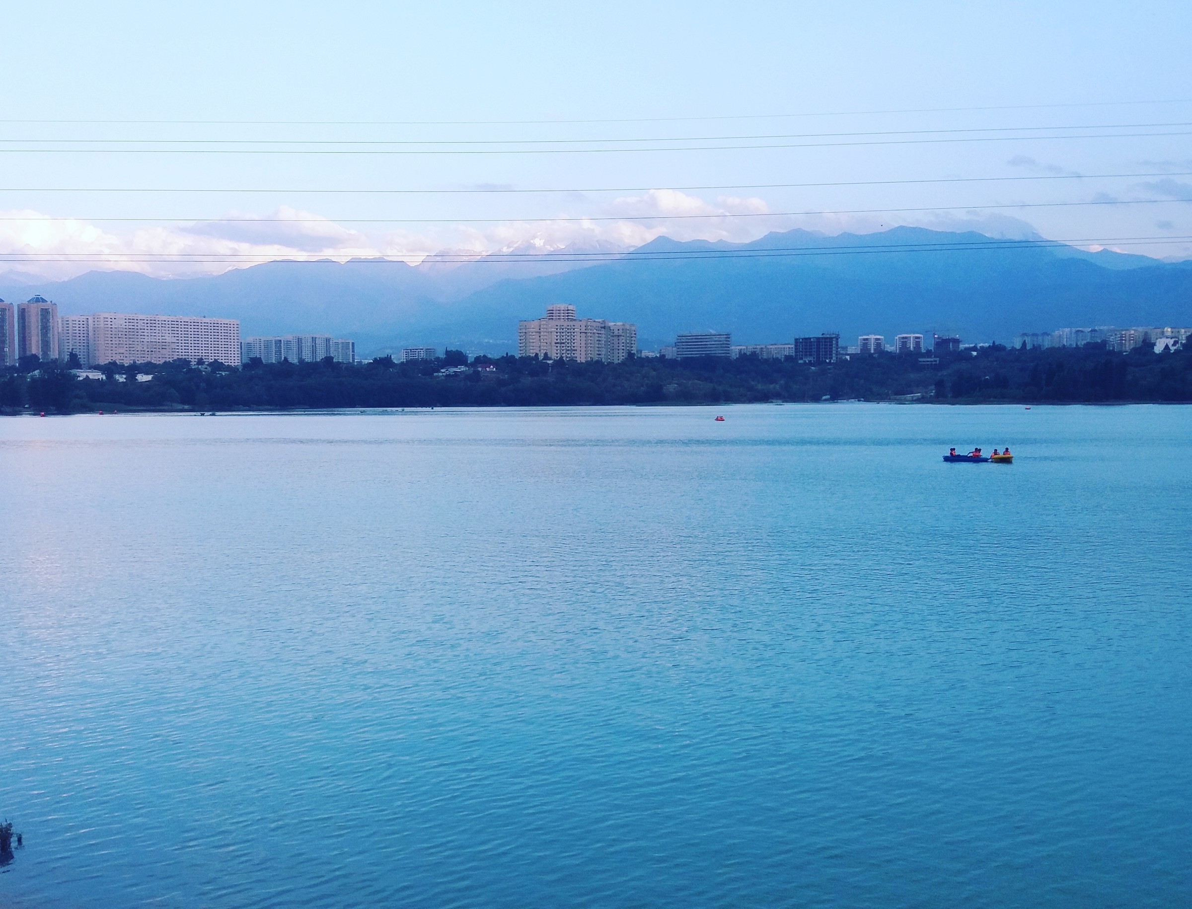 Вода сайрана уфа. Озеро Сайран в Алматы. Водохранилище Сайран Алматы. Алма Атинская водохранилище. Озеро Сайран в Алматы фото.