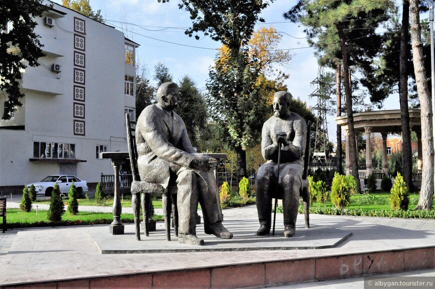 Классик таджикской советской литературы - Садриддин Айни мирно беседует с ...? Да-да, это Максим Горький! Предполагается, что такая встреча на самом деле имела место.