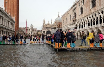 В Венеции из-за наводнения повреждён собор святого Марка 