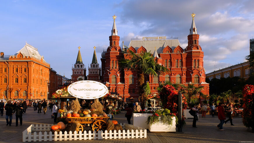 Манежная площадь во время фестиваля Московская осень в 2016 г.