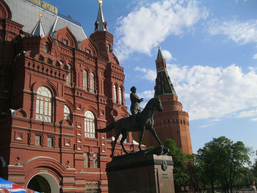 Памятник Жукову на Манежной площади