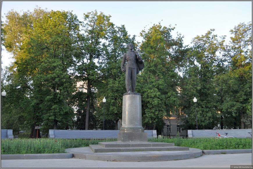 Памятник молодому Ленину