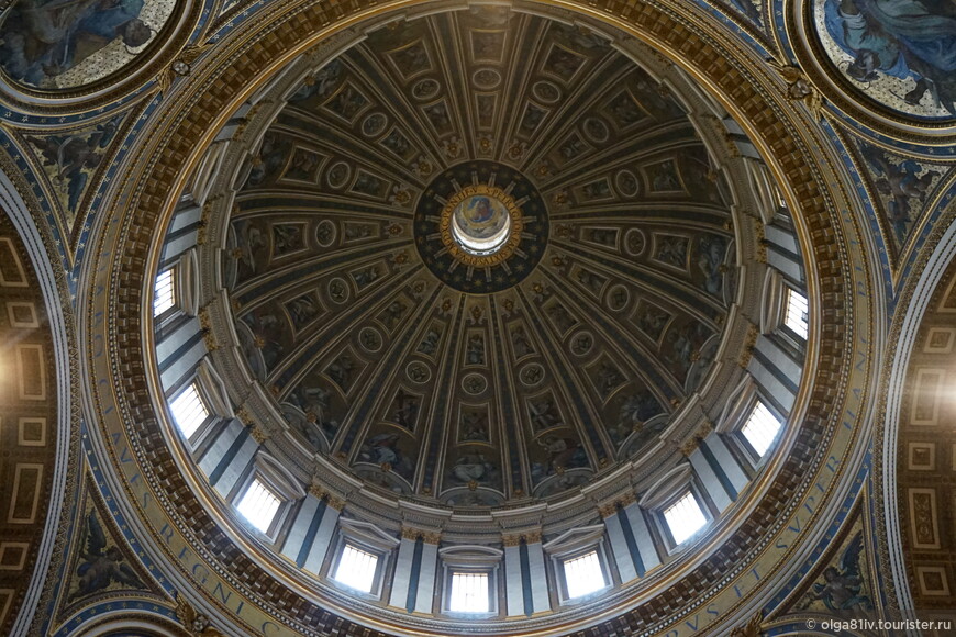 Взявшись за проектирование купола, Микеланжело изучал парящий над Флоренцией купол Брунелески. Перед отъездом в Рим, по преданию, он произнес: «Я сделаю тебе сестру! Она будет больше, но не красивей тебя». Легенда или быль не важно, зато как завораживает!