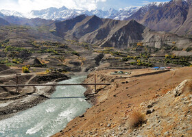 Мост между Таджикистаном и Афганистаном в районе Ванча. С афганской стороны к. Джомарджи-Боло