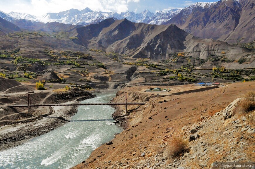 Мост между Таджикистаном и Афганистаном в районе Ванча. С афганской стороны к. Джомарджи-Боло