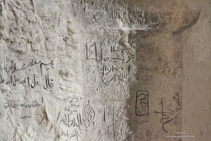 Надписи арабской вязью