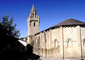 Iglesia de Santa María la Mayor de Uncastillo. Храм строился по тем временам совсем ничего - приблизительно двадцать лет, с 1135 по 1155. Храм строился под покровительством и меценатством короля Рамиро II, продолжая традиции романского искусства