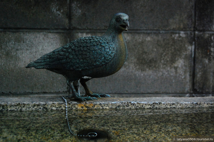 Фигурка голубя на тэмидзуя (сосуд для омовения перед посещением храма)