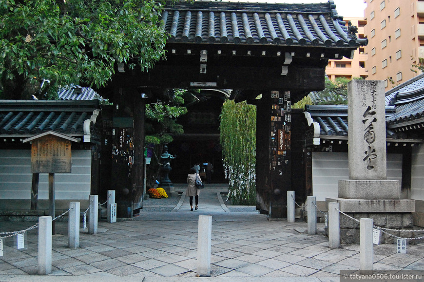 Вход в храм Роккаку-до, вокруг высотные здания современной Японии, за воротами покой и умиротворение