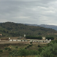 С окраины Гратальоса видны виноградники и винные заводики куда ни посмотри.