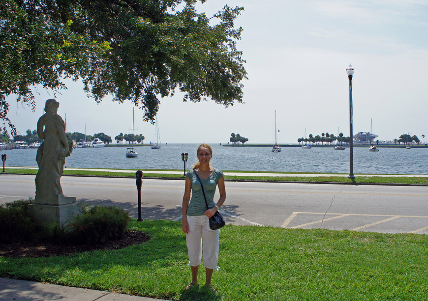 Культурная столица Флориды Ст. Петерсбург, даже девушки мраморные в наличии.