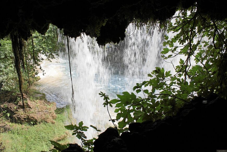 Вид на водопад из пещеры