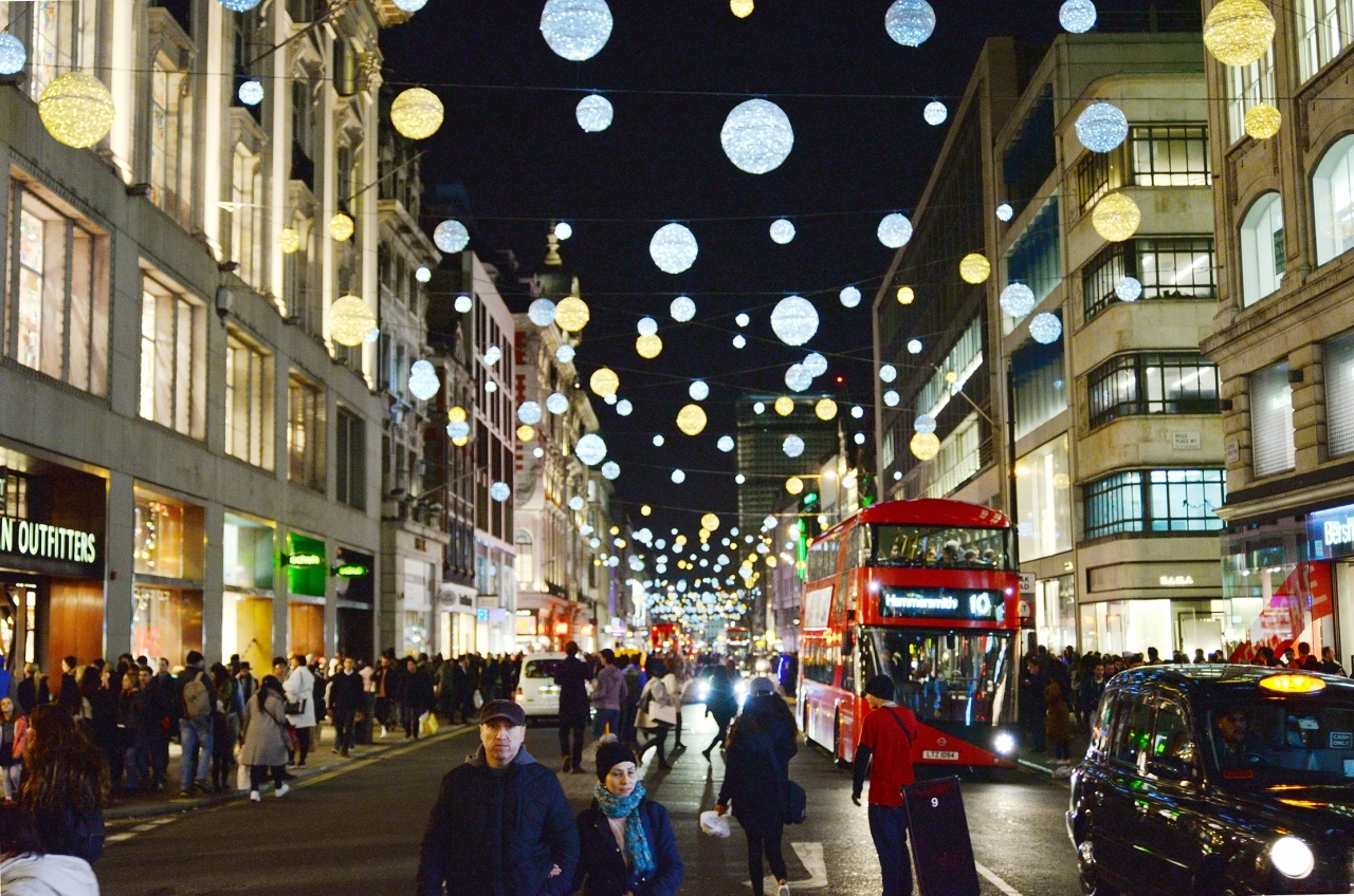 Shop and shopping in london. Улица Оксфорд стрит в Лондоне. Торговая улица Оксфорд стрит. Oxford Street в Лондоне. Достопримечательности Лондона Оксфорд стрит.