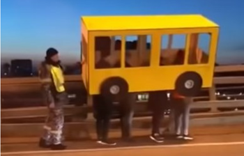Жители Владивостока притворились автобусом, чтобы пройти по Золотому мосту 