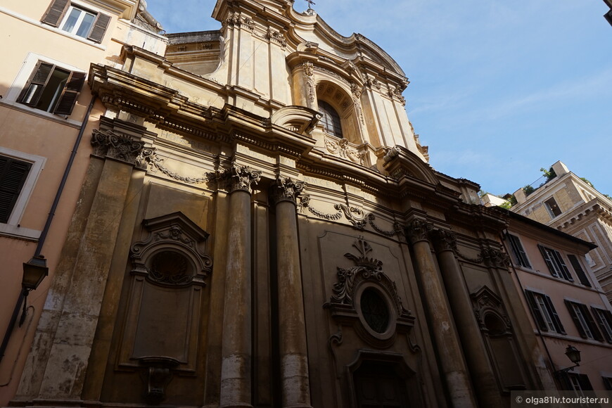Слева от Chiesa dei Santi Spirito и расположено историческое здание с апармаментами.