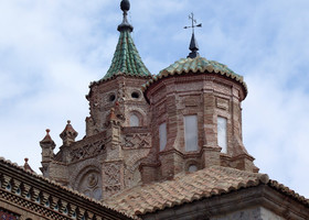 Catedral de Santa Maria de Mediavilla. В верхней части купола - фонарь, также восьмиугольный с контрфорсами и окнами.