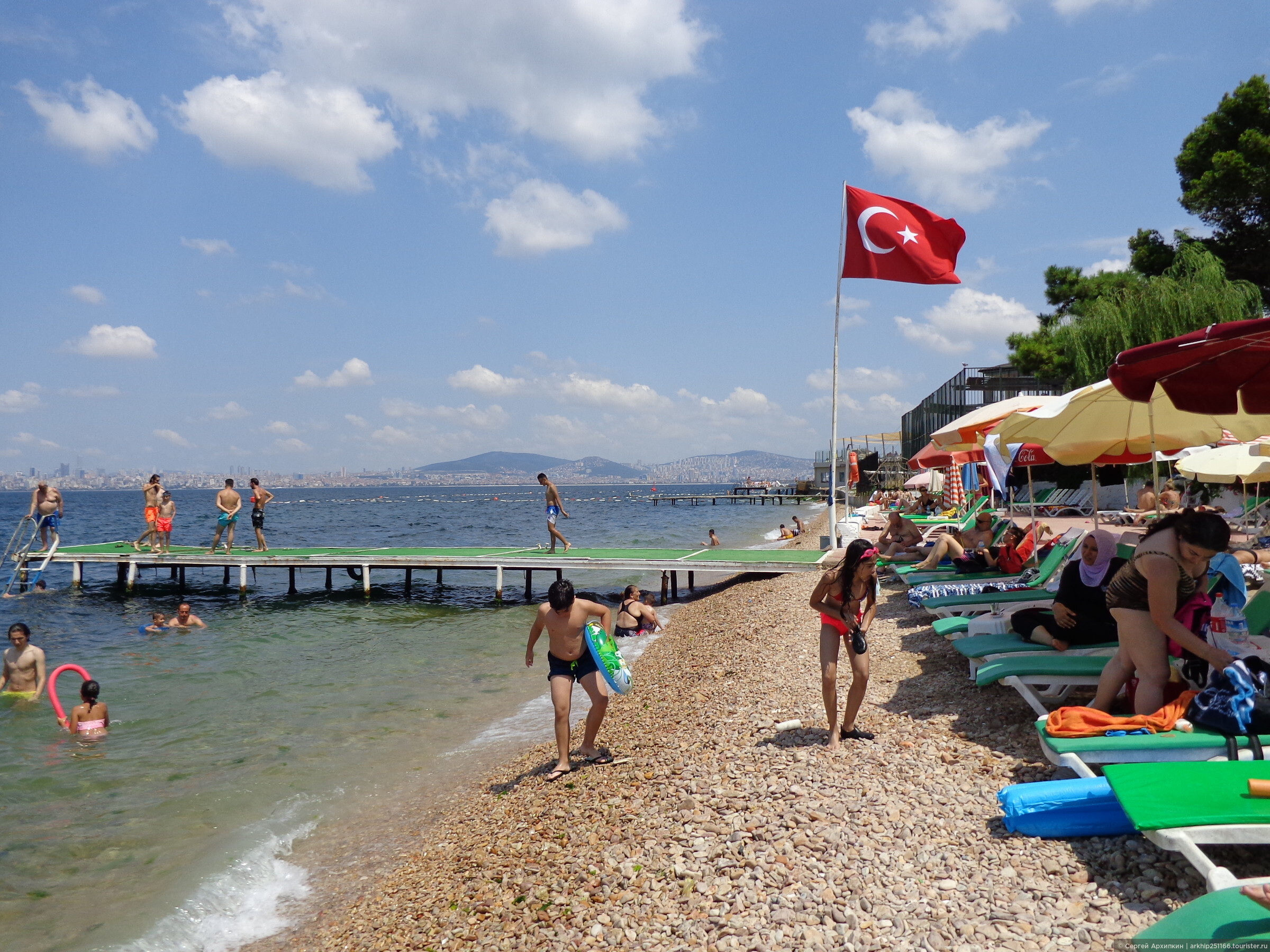 Где купаться в стамбуле. Принцевы острова в Стамбуле пляжи. Мраморное море Стамбул пляжи. Городской пляж мраморное море Стамбул. Мраморное море пляж Джаддебостан.