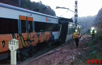 В Каталонии поезд сошел с рельсов из-за оползня 