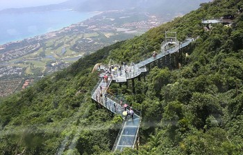 На Хайнане на высоте 450 метров построили стеклянный мост 