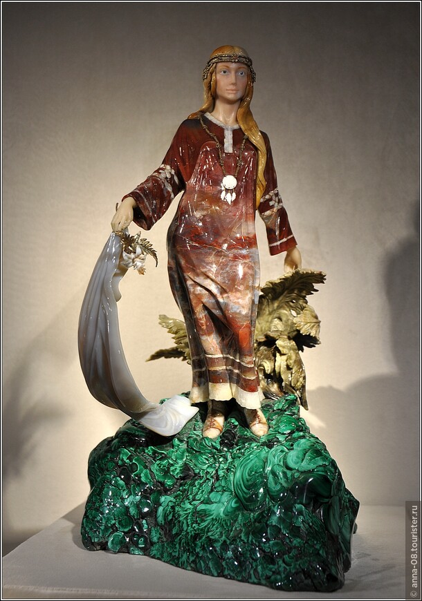 «Купава» - богиня лета в пантеоне славянских языческих богов.
Автор: Григорий Пономарёв, 2014 г.