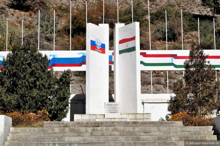 Монумент единства народов России и Таджикистана