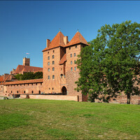 С 1309 по 1456 годы город Мальборк был выбран столицей Тевтонского ордена и стал резиденцией для великих магистров. В течение 14 века крепость расширялась и укреплялась, на территории в 20 гектаров проживали уже 3000 обитателей (братьев ордена).