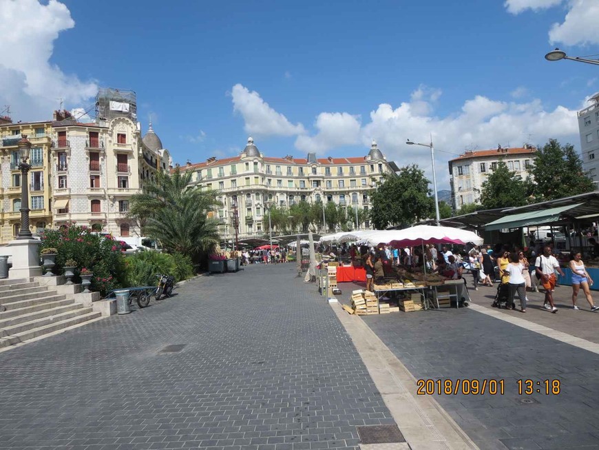 Рынок  Либерасьон  в  Ницце. Устрицы и морепродукты дешево.