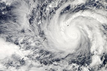 К курортам Вьетнама движется мощный тайфун 