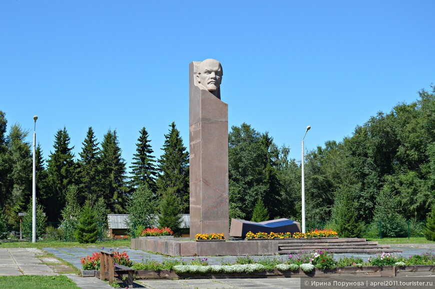 Памятников Ленину в Шушенском два. Никогда не думала, что буду делать такие снимки