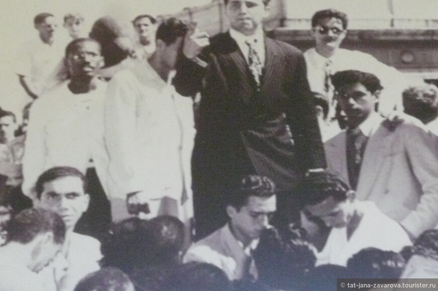 Фидель Кастро среди студентов.