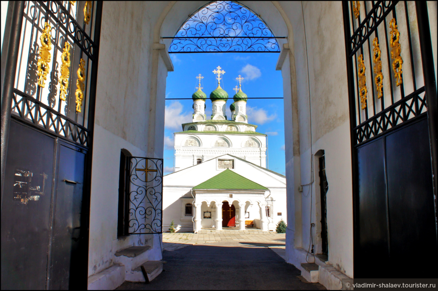 Вход под колокольней в Свято-Богоявленский монастырь