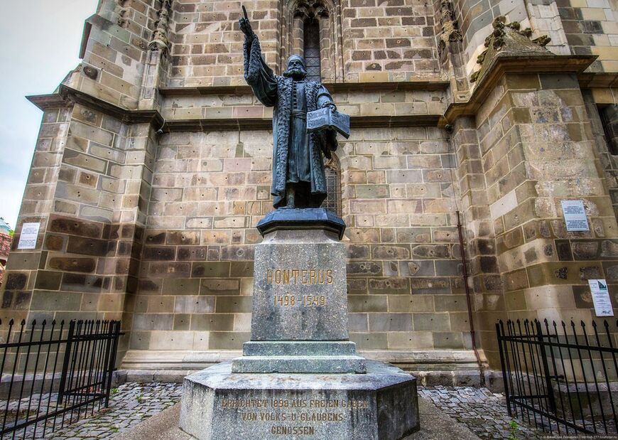 Памятник немецкому мыслителю Йоханнесу Хонтерусу