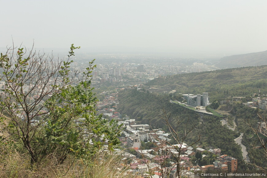 Позади Старый Тбилиси и крепость Нарикала