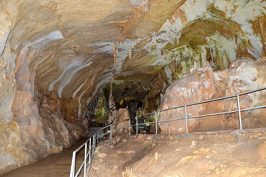 Внутри Мраморной пещеры