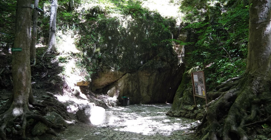 Карстовая пещера в Рышнове
