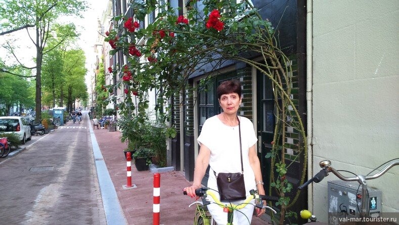 На улице в Амстердаме. На самом деле я не катаюсь на велосипеде.