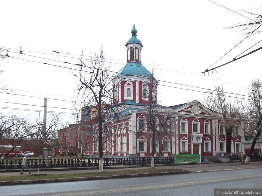 Фото из интернета. Уже бывший краеведческий музей и пока еще бывшая Трехсвятительская церковь