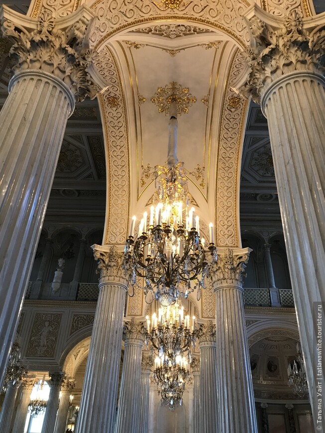 Высоченные стилизованные коринфские колонны интерьера создают ощущение эпохи классицизма.
