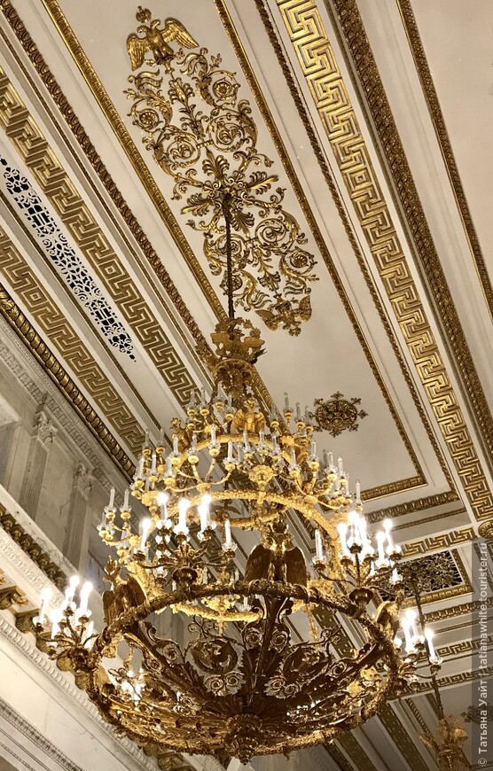 Гербовый зал вошёл в число первых электрифицированных помещений Эрмитажа.
В 1885 году электрические лампы появились в парадных залах — Аванзале, Петровском, Фельдмаршальском, Гербовом и Георгиевском. 