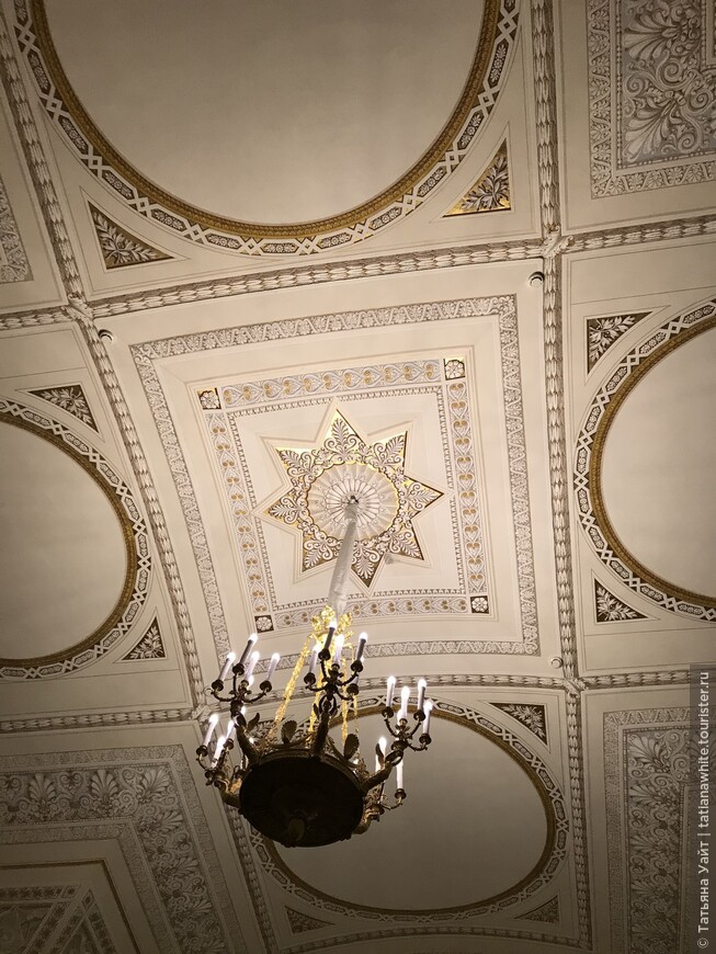 Участок потолка, где закрепляется люстра, нуждается в декорировании. Лучшее решение – использование специальной потолочной розетки. Здесь - восьмиконечная звезда. 