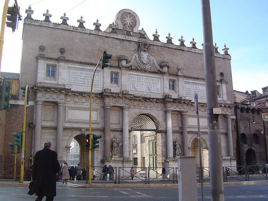 Порта дель Пополо с внешней стороны площади